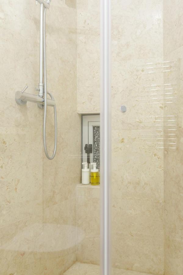 Update Urban Chic Flat In 19Th Century Building 2 Bedrooms & 2 Bathrooms & Ac Central Alfama District Lisboa Exterior foto
